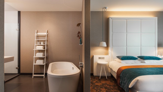 Luxe hotelroom with bed and bath